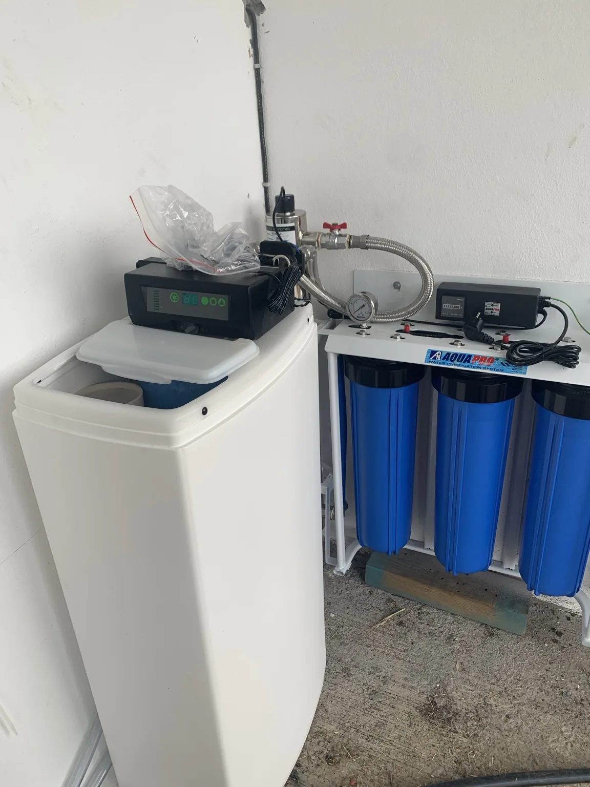 Adoucisseur et système de filtration installés